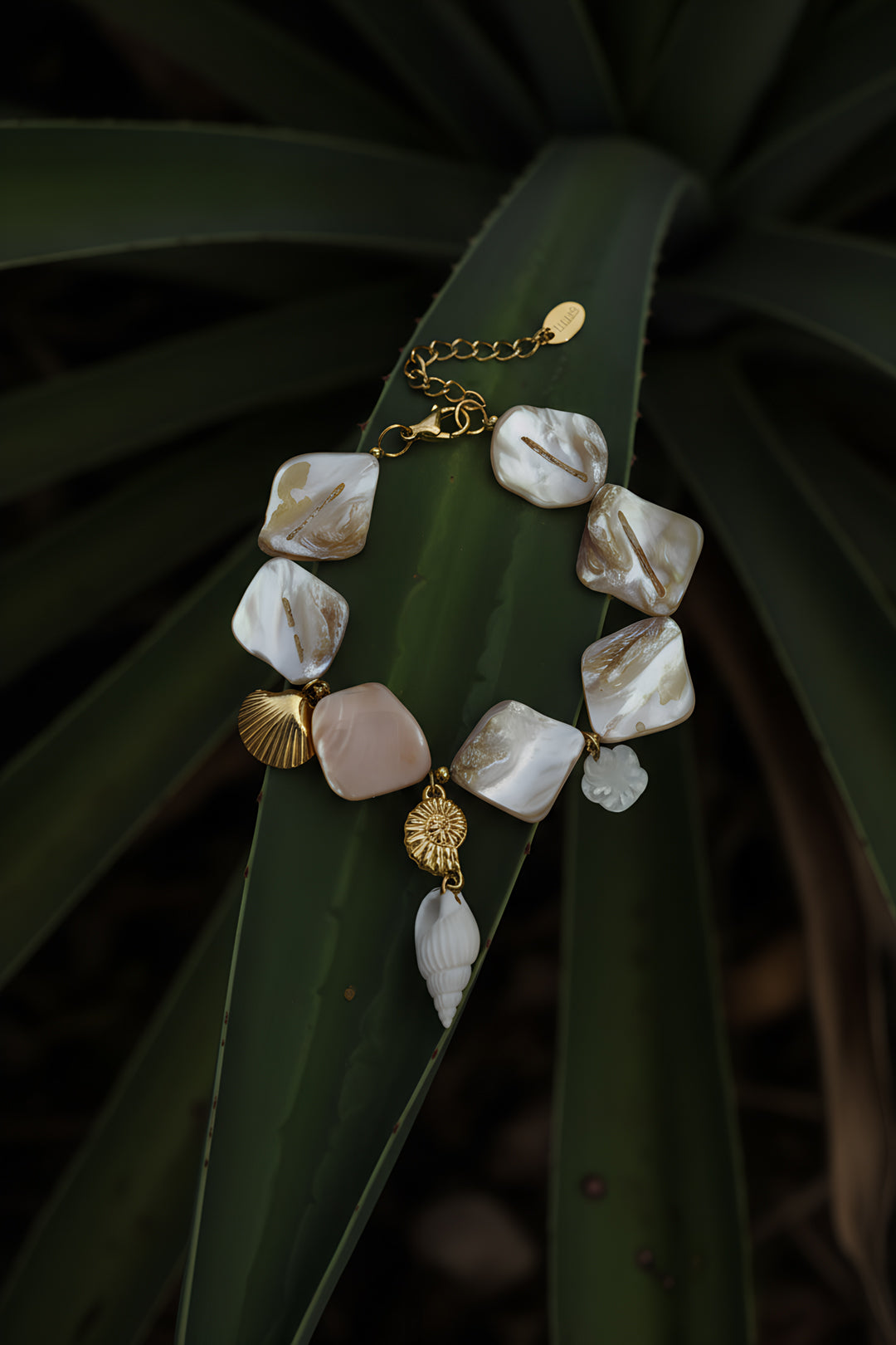 Armband mit Muscheln und Meeresanhängern beige