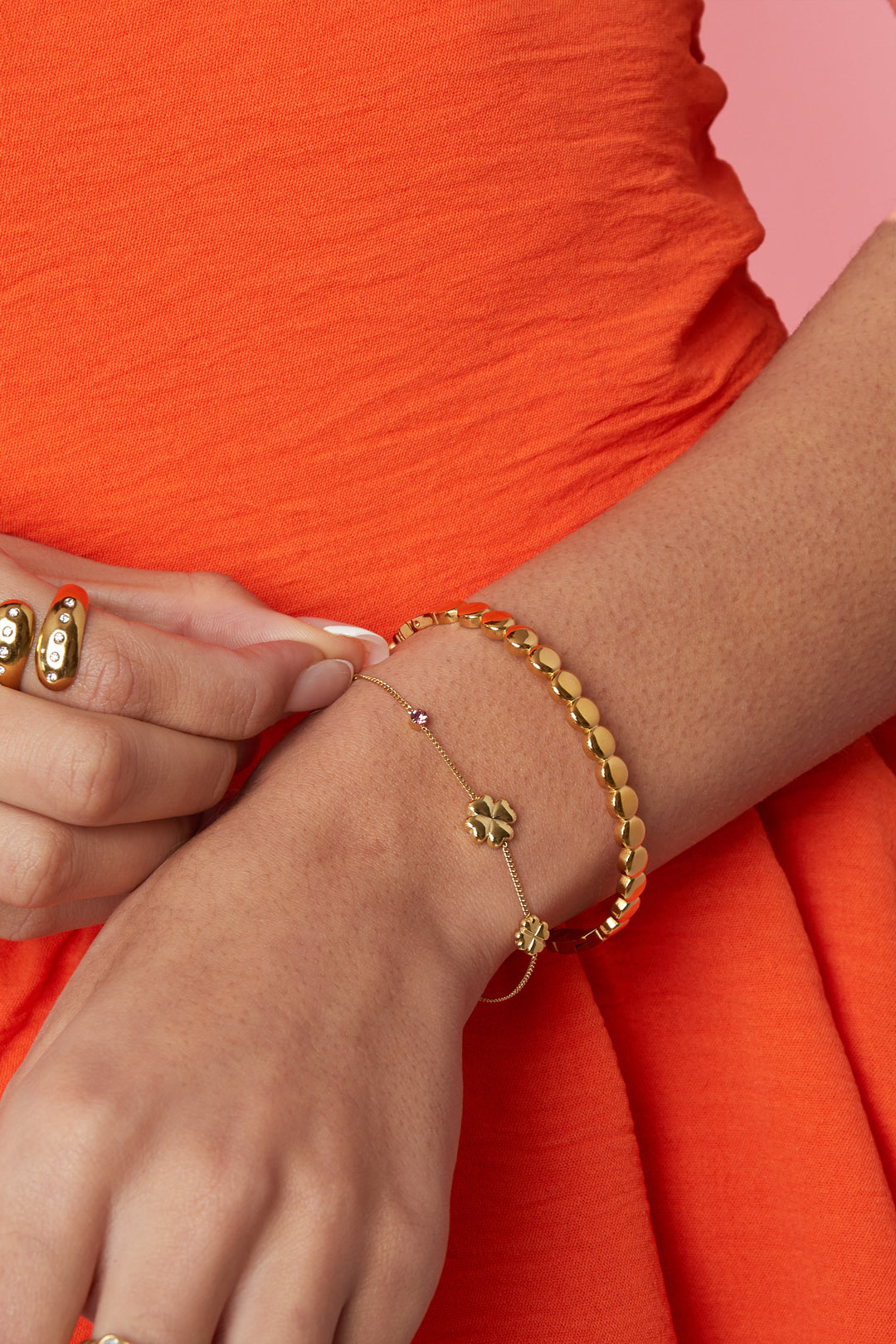 Armband mit Kleeblättern und farbigen Steinen