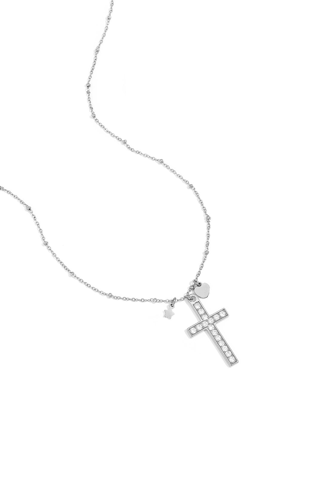 Halskette mit verziertem Kreuzanhänger und Charms
