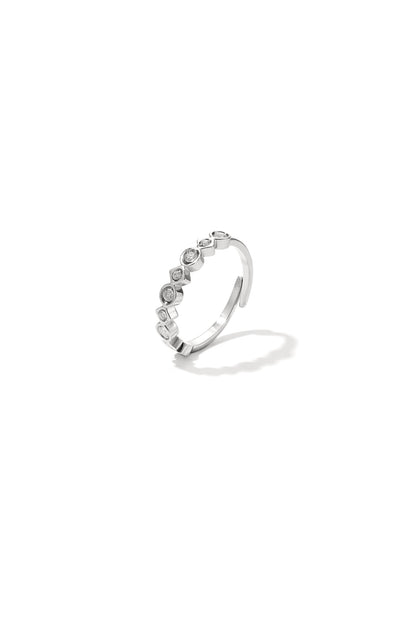 Ring mit verschiedenen Formen und Steinen