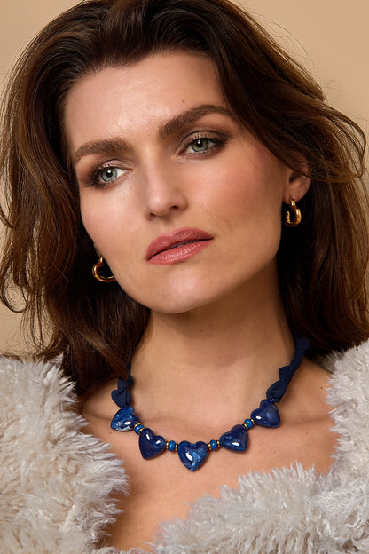 Stoffkette mit Herzperlen